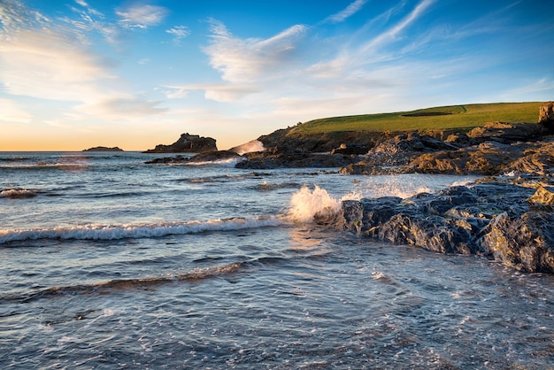 Photo the beach at trevone near padstow on the cornwall coast