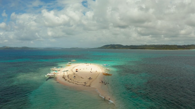 Photo beach on tropical island surrounded by coral reef sandy bar with tourists naked island siargao