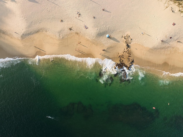 Photo a beach with green water and a surfboard on it