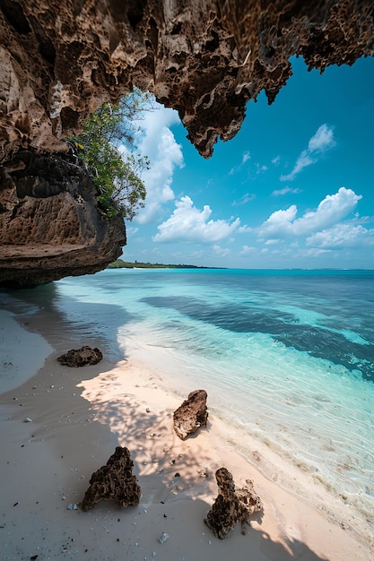 Photo a beach with a rock formation in the water