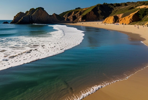 Photo a beach with a wave that is coming in