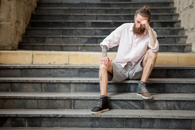 Bearded guy posing outdoor in the city