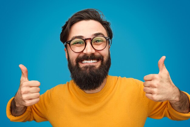 Photo bearded man showing thumbs up