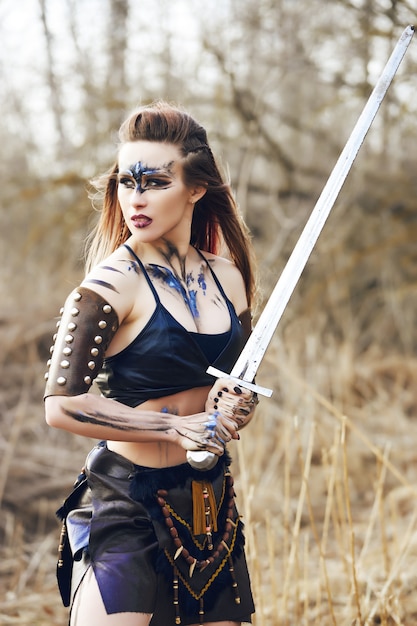 Photo beautiful amazon woman posing with sword