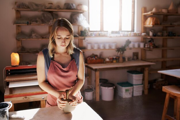 Photo beautiful artisan working at workshop