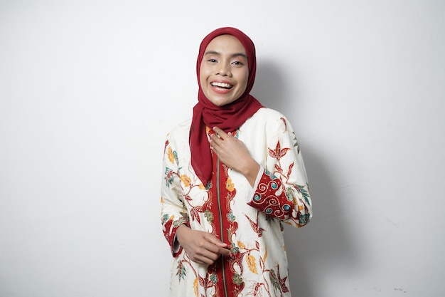 Photo beautiful asian muslim woman wearing modern indonesian batik isolated on white background