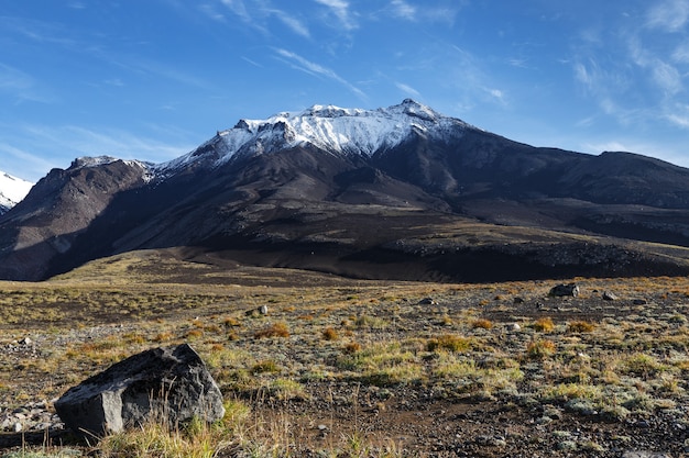 Photo beautiful autumn view of volcano on background of blue sky