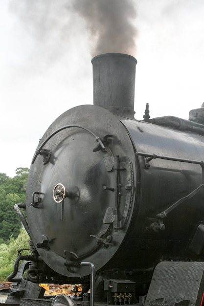 Photo beautiful black steam locomotive outdoor  - vintage steam engine