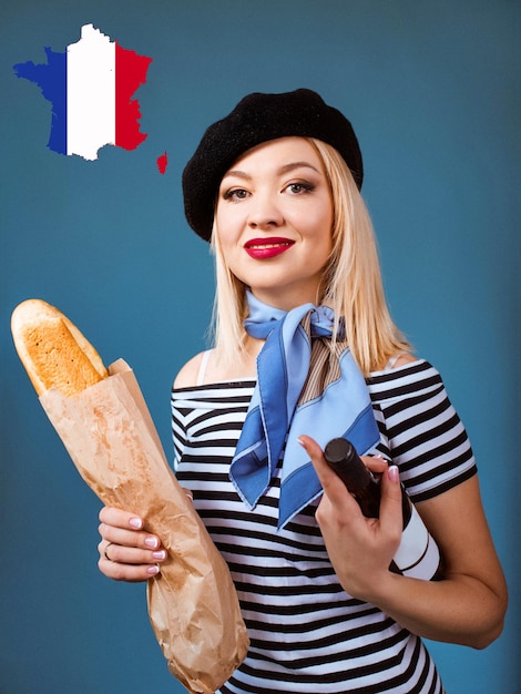 Photo beautiful blonde french woman in beret scarf back and white shirt with bottle of wine