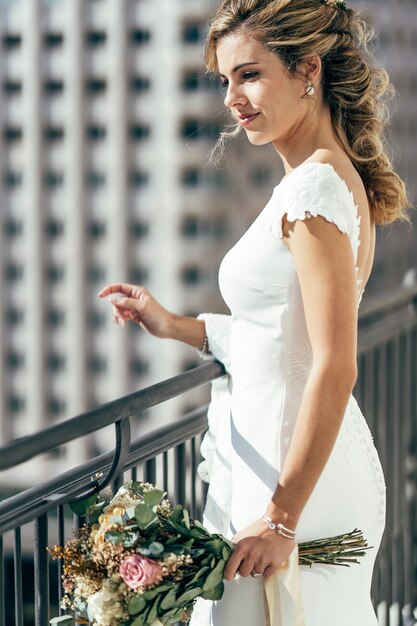 Photo beautiful blonde haired woman dressed in white on her wedding day before getting married.