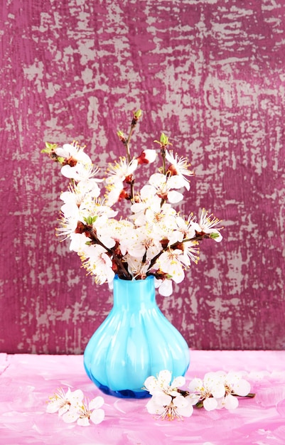 Photo beautiful blooming branches in vase on pink background