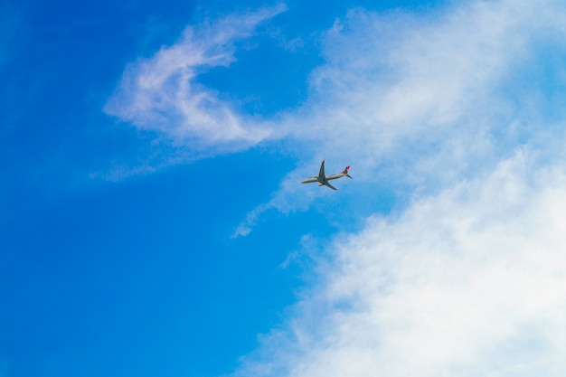 Photo beautiful blue sky and a plane