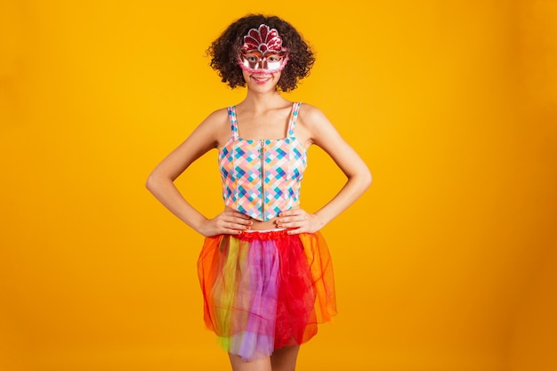 Photo beautiful brazilian woman dressed in carnival clothes hands on her hips