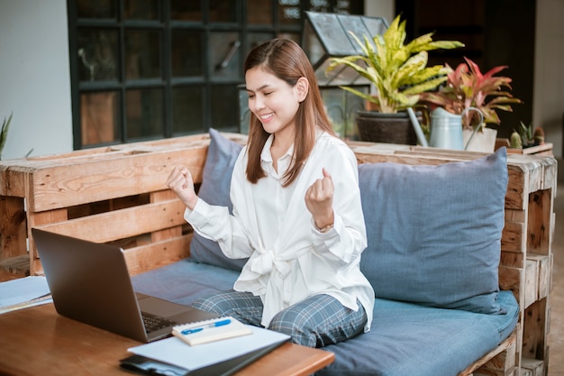 Beautiful business woman is working with her laptop computer in coffee shop 