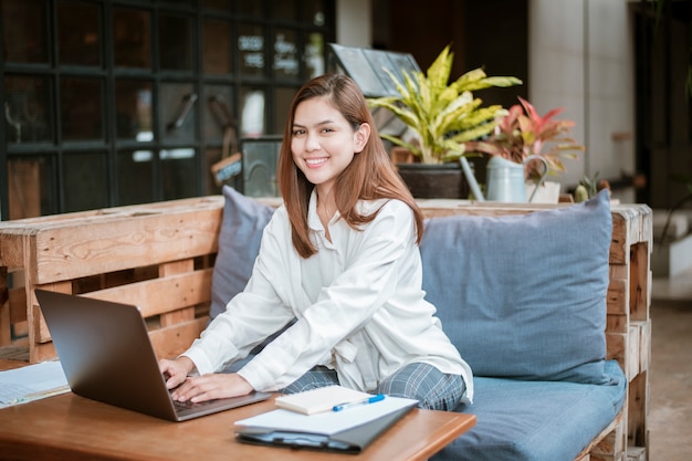 Beautiful business woman is working with her laptop computer in coffee shop 