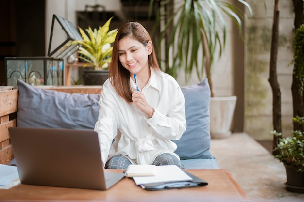 Beautiful business woman is working with her laptop computer in coffee shop 