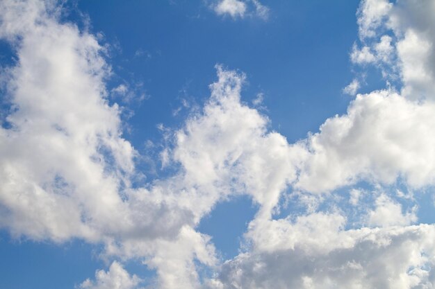 Photo beautiful calm and peaceful view of blue sky with stratocumulus clouds and copy space from below low angle scenery of white fluffy and soft cloudscape with heaven theory before forming rainclouds