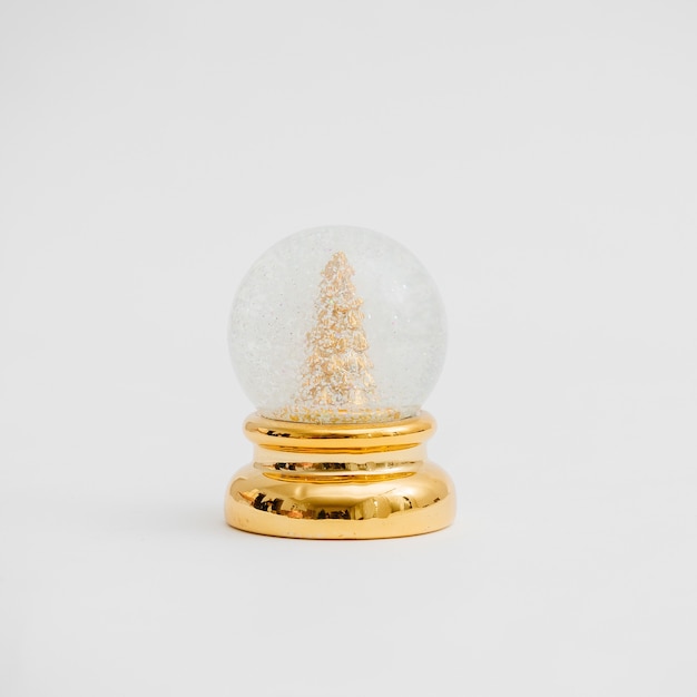 Photo beautiful christmas snow globe on a white background