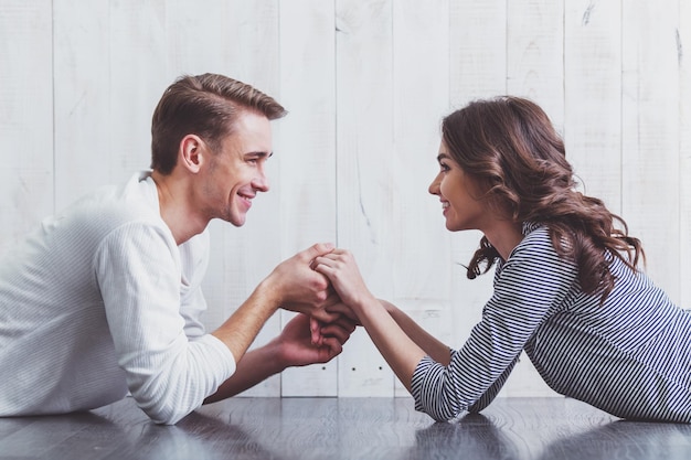 Photo beautiful couple at home