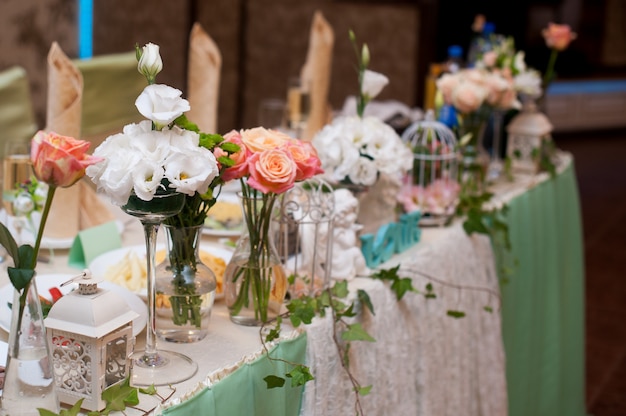 Photo beautiful decor of flowers at the wedding table