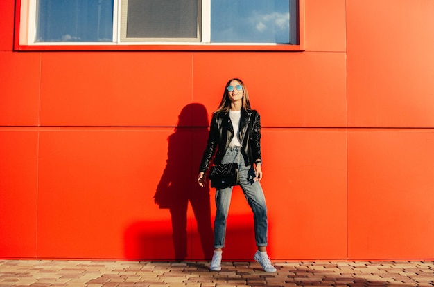 Beautiful fashion young woman in sunglasses on the city