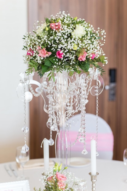 Photo beautiful flowers on table