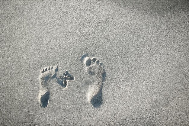 Photo beautiful footprints in the sand near the sea on nature background