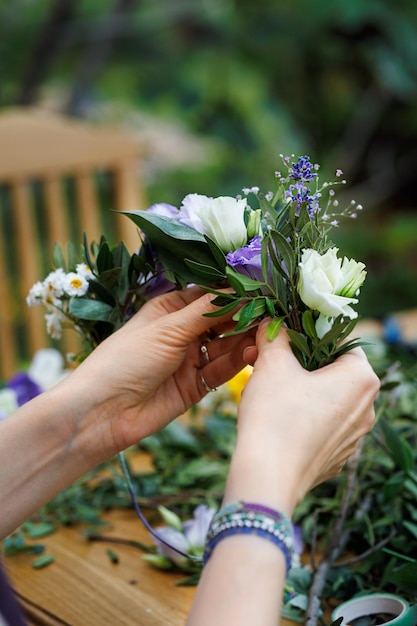 Photo beautiful girl florist collects an original bouquet of flowers