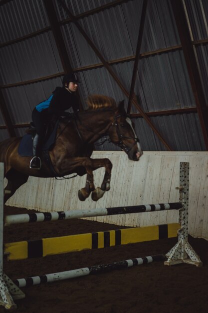 Photo beautiful girl riding a horse