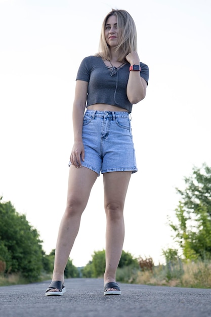 Photo beautiful girl in shorts on the road