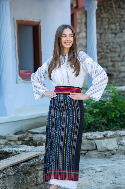 Photo beautiful girl in traditional romanian folk costume with embroidery