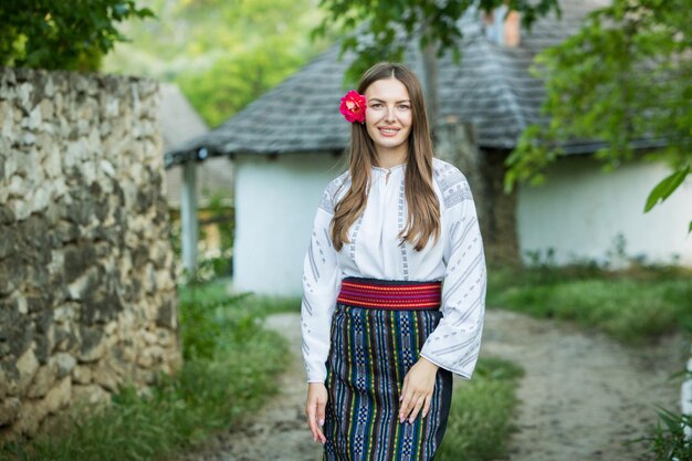 Photo beautiful girl in traditional romanian folk costume with embroidery