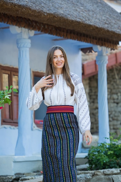 Photo beautiful girl in traditional romanian folk costume with embroidery