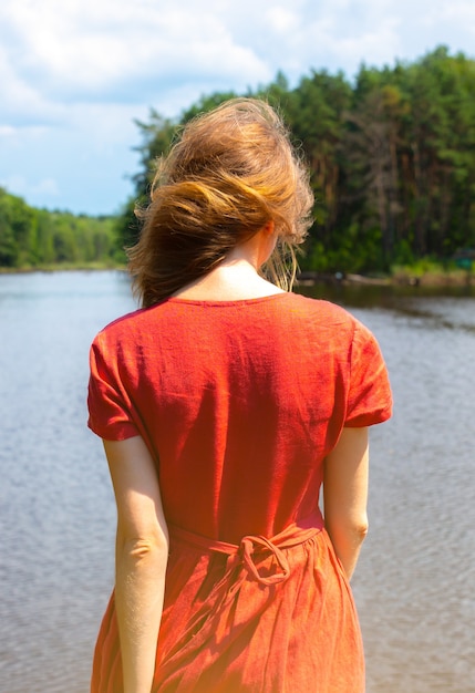 Photo beautiful girl with near the lake