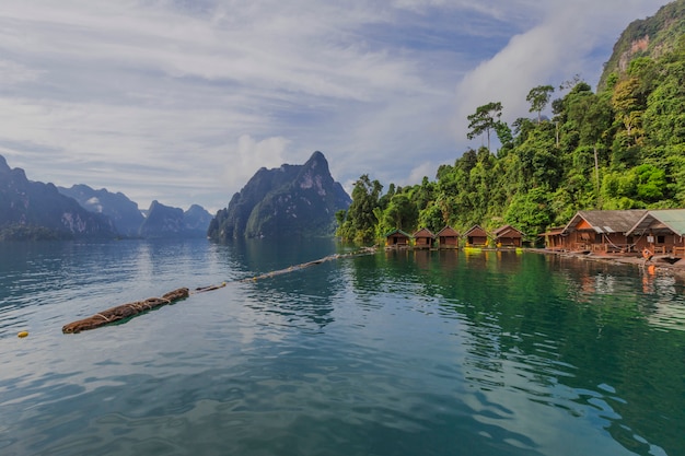 Photo beautiful holiday day in khao sok national park, suratthani, thailand