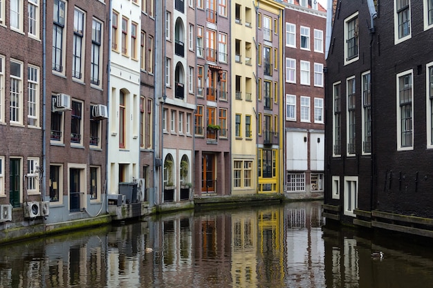 Photo beautiful houses on a canal in amsterdam, netherlands