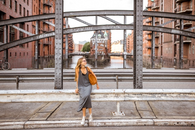 Photo beautiful iron bridge with woman walking in speicherstadt, historic warehouse district in hamburg, germany