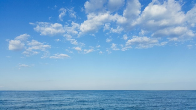 Photo beautiful landscape on the coast of the beach and sea waves against the background of the blue sky