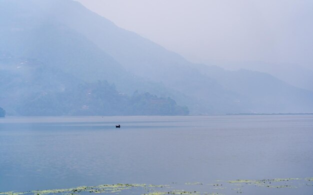 Photo beautiful landscape view of phewa ake at pokhara nepal       nature on your doorstep