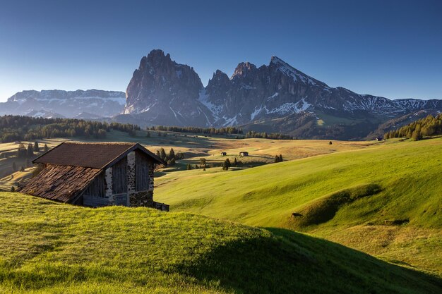 Photo beautiful langkofel group gleaming under the blue sky in italy