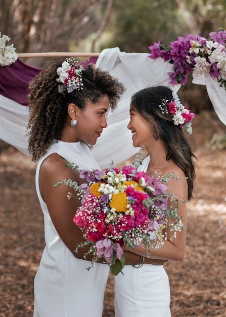 Photo beautiful lesbian couple celebrating their wedding day outdoors