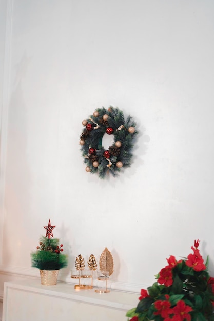 Photo beautiful living room interior with fireplace and christmas tree in the morning