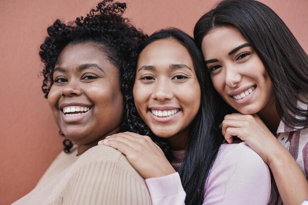 Beautiful multiracial girls smiling on camera - Young latin women with different skin colors and bodies