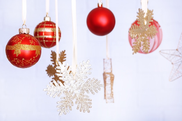 Photo beautiful red christmas decorations hanging on light blurred surface