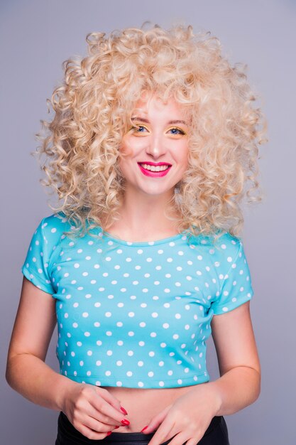 Photo beautiful retro-style blonde girl with voluminous curly hairstyle