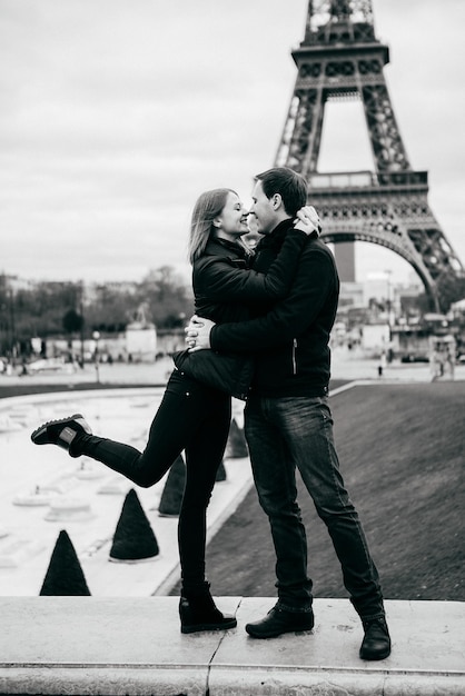 Photo beautiful romantic couple in paris near the eiffel tower