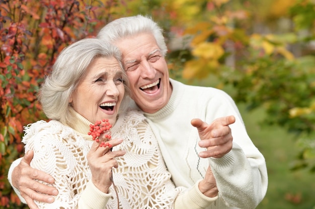 Photo beautiful senior couple in the park man pointing with finger