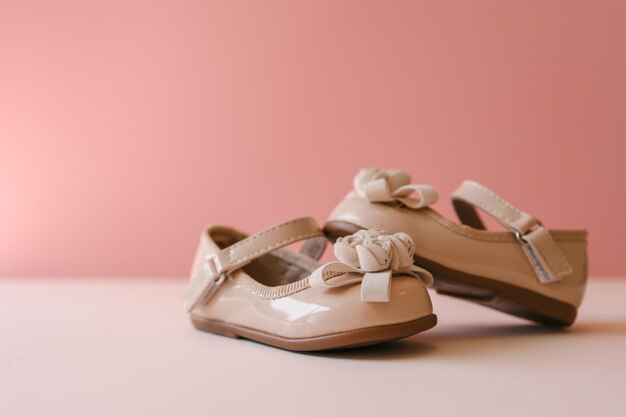 Photo beautiful shoes for a girl on a pastel background