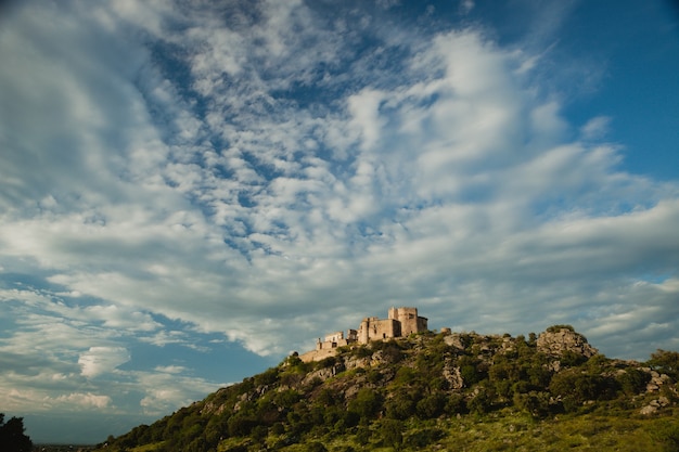 Photo beautiful spanish old castle over a hill and a beautiful sky