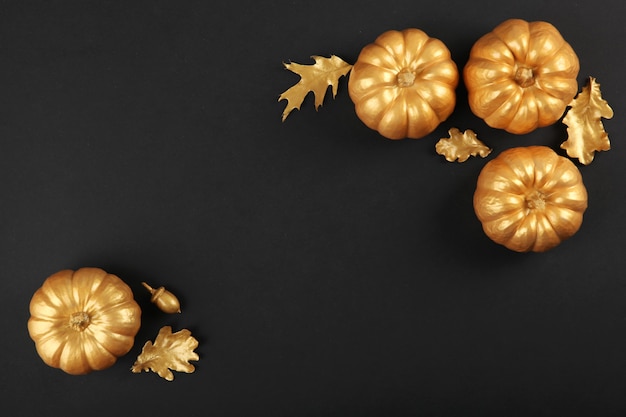 Photo beautiful stylish autumn background with golden leaves and pumpkins top view